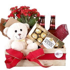 Cesta com vaso de flor, cerveja, chocolates e urso 