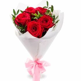 Buquê com 5 Rosas Vermelhas em papel claro
