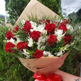 Buque com 12 Rosas vermelhas e complementos branco